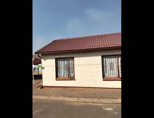 2 BEDROOM TOWNHOUSE FOR SALE IN CLAYVILLE